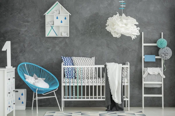 Babyzimmer mit Betonwand — Stockfoto