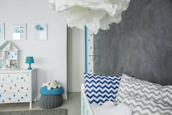 Детская комната с бетонной стеной — стоковое фото