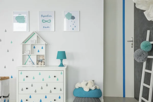 Dormitorio de bebé blanco con vestidor —  Fotos de Stock