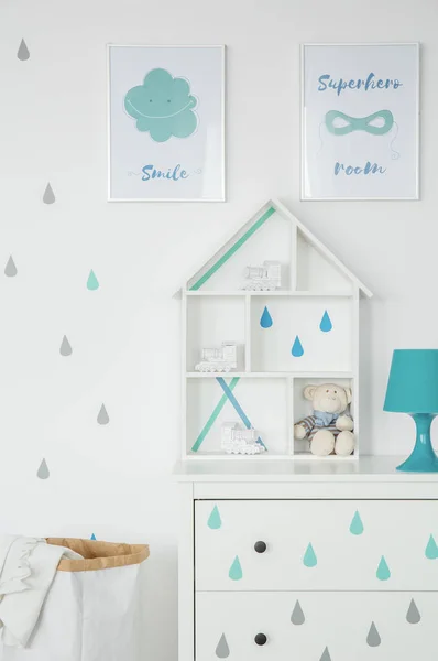 Белая детская комната с плакатами — стоковое фото