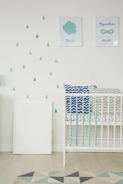 Witte kamer met babybedje — Stockfoto