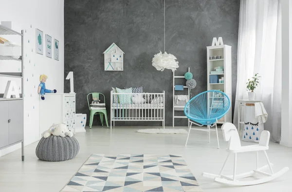 Scandi 风格，宽敞的孩子房间 — 图库照片