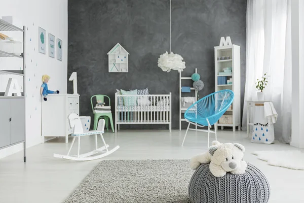 Chambre enfant avec pouf gris — Photo