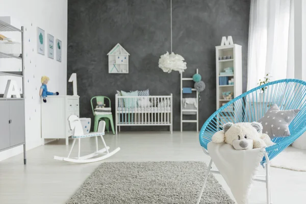 Дитяча кімната з синім стільцем — стокове фото