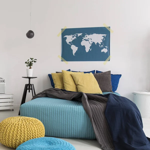 Синьо-жовта спальня з ліжком — стокове фото