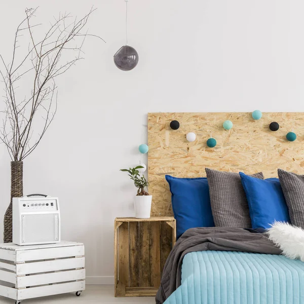 Спальня с деревянной мебелью ручной работы — стоковое фото