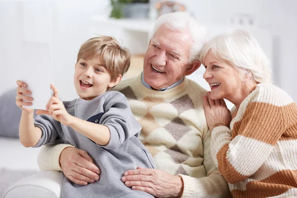 Pojken tar selfie med morföräldrar — Stockfoto