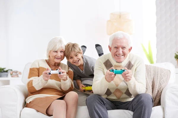 Boy playing video games — Stock Photo, Image