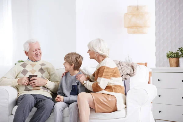 Chico pasando tiempo con abuelos —  Fotos de Stock