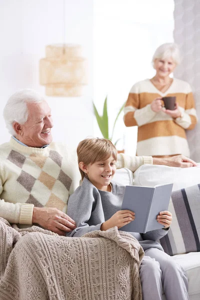 Jongen leesboek met opa — Stockfoto