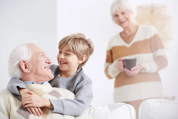 Junge umarmt seinen Großvater — Stockfoto