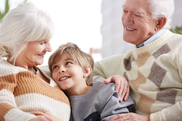 Familj kram mellan far-och morföräldrar — Stockfoto