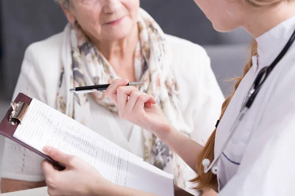 Médecin faisant un entretien médical — Photo