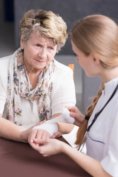 Mano bendaggio medico della donna — Foto Stock