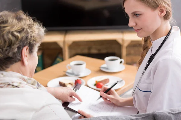 Enfermo hablando con el médico — Foto de Stock