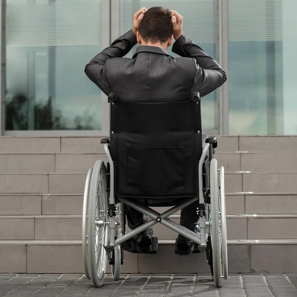 Disabled businessman getting to workplace — Stock Photo, Image