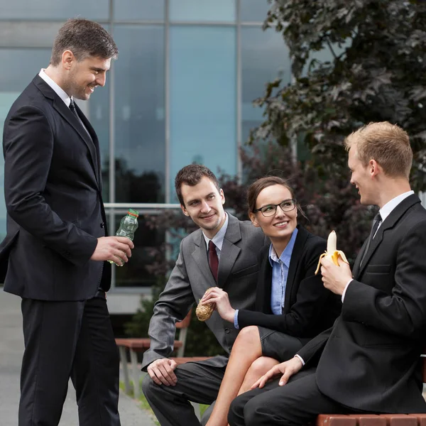 Colleaques sitting on bench — Stock Photo, Image