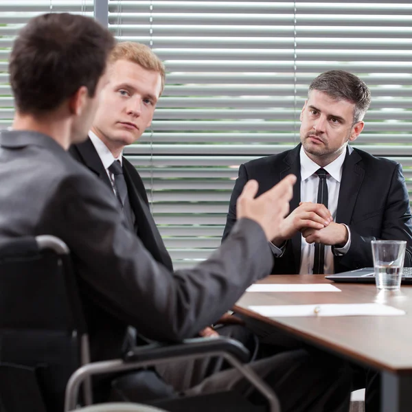 Man op rolstoel werken — Stockfoto