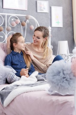 Bir yatağa konuşuyor