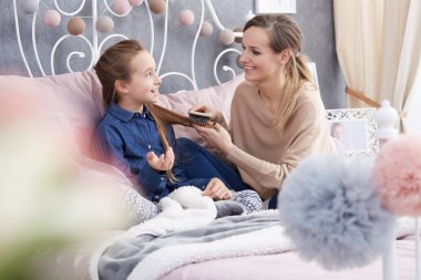 Kızının saç fırçalama