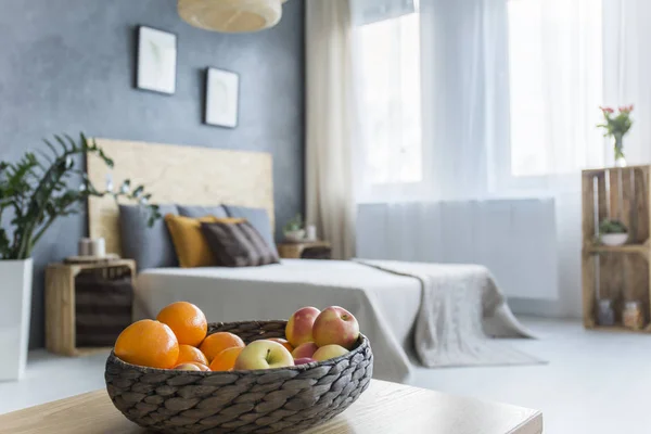 Сучасна спальня з фруктовим кошиком — стокове фото