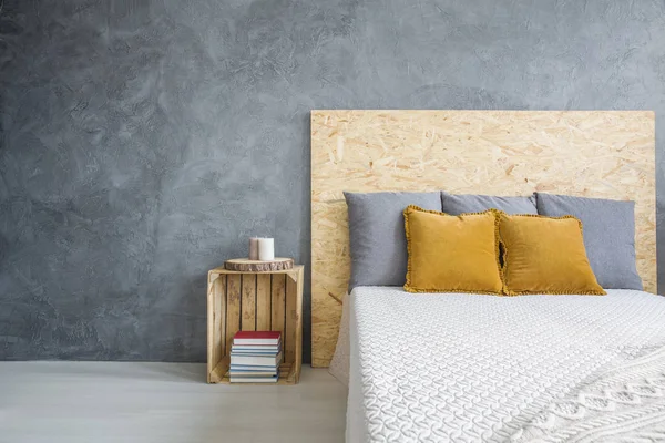 Сіра спальня з ліжком OSB — стокове фото