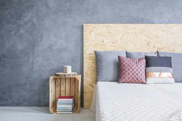 Kamar tidur dengan tempat tidur eco diy — Stok Foto