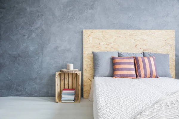 Slaapkamer met diy, houten bed — Stockfoto