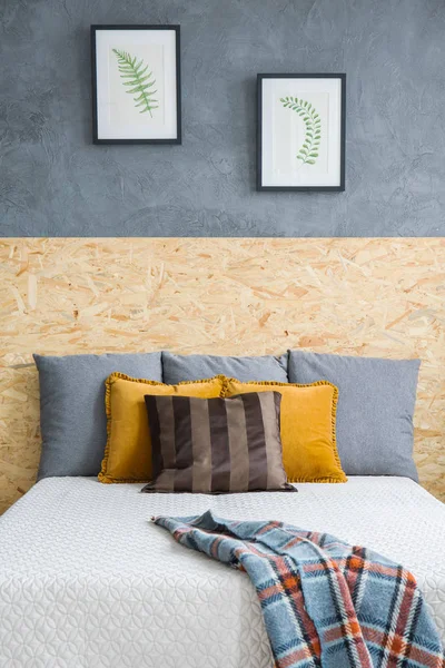 Ліжко з декоративними подушками — стокове фото
