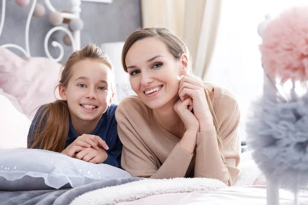 Mère et fille comme amies — Photo