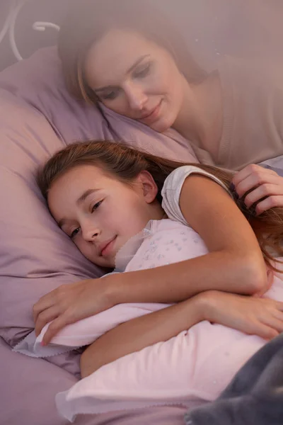 Meisje slaapt met moeder — Stockfoto
