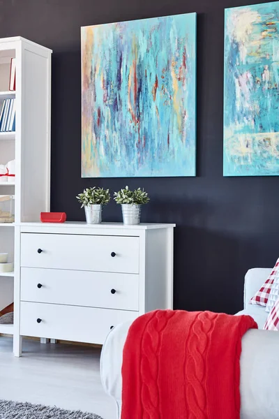 Wohnzimmer mit Gemälden — Stockfoto