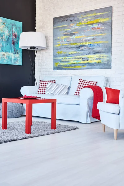 Heller Raum mit rotem Tisch — Stockfoto