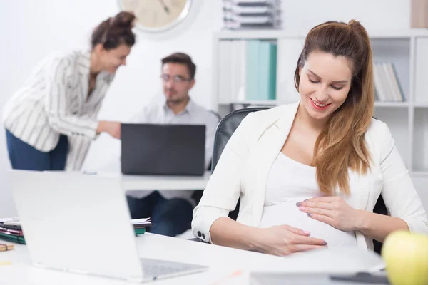 Donna incinta al lavoro — Foto Stock