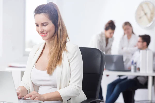 Pregnant businesswoman at work — Stock Photo, Image