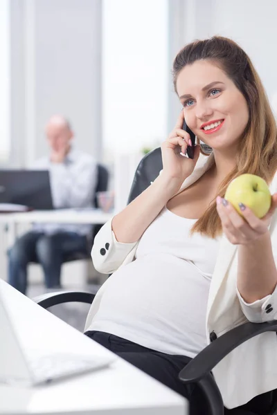 Těhotná žena hospodářství jablko — Stock fotografie