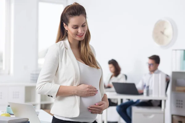 Femme enceinte dans un bureau lumineux — Photo