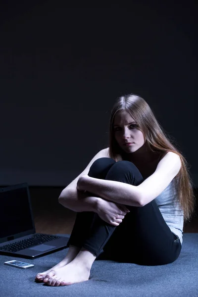Депресивна дівчина сидить на підлозі — стокове фото