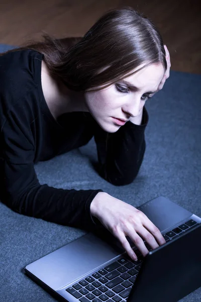 Girl addicted to computer games — Stock Photo, Image