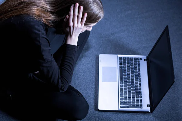 Chica inf frente a la computadora portátil — Foto de Stock