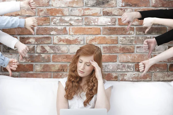 Menina triste com laptop — Fotografia de Stock