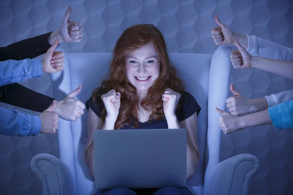 Chica emocionada con el ordenador portátil — Foto de Stock