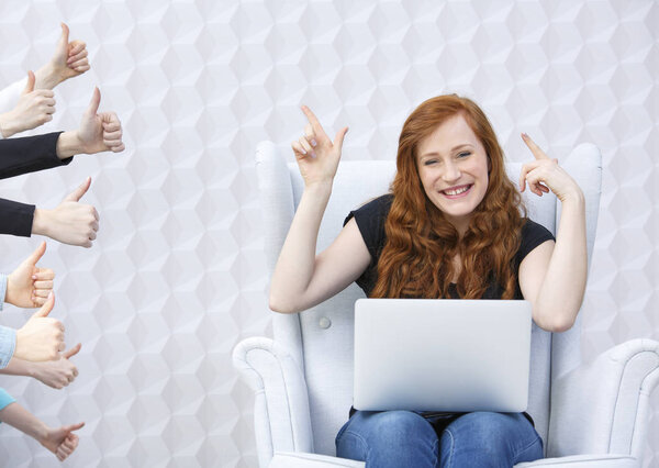 Счастливая женщина с ноутбуком
