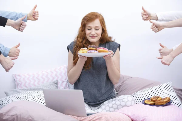 Vrouw met plaat van donuts — Stockfoto