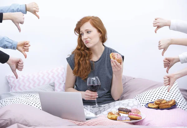 Menina triste com vinho — Fotografia de Stock