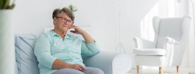 Kadın kıdemli vatandaş evde