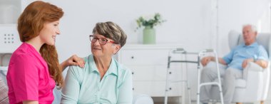 Yaşlı bir kadın rahatlatıcı hemşire