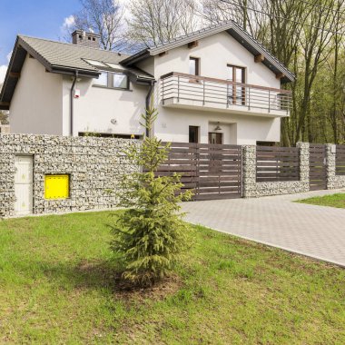 Tuğla çit modern rezidans