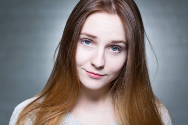 Gülümseyen genç kadın