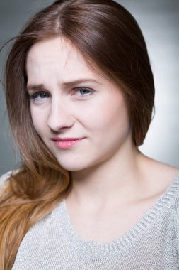 Tiksinti genç esmer